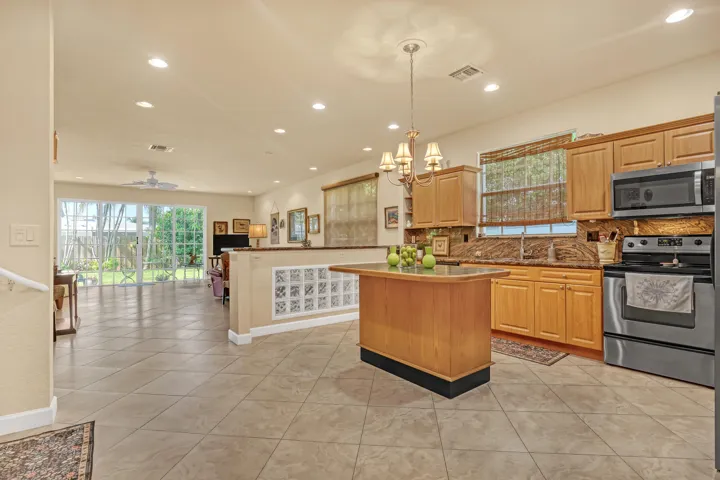2560 NE 11th (10)