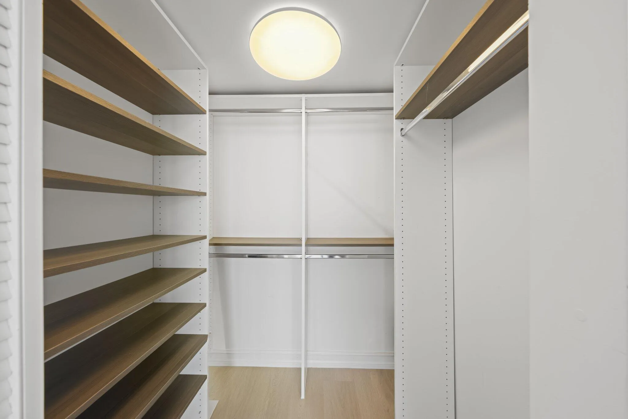 BED 2 CLOSET