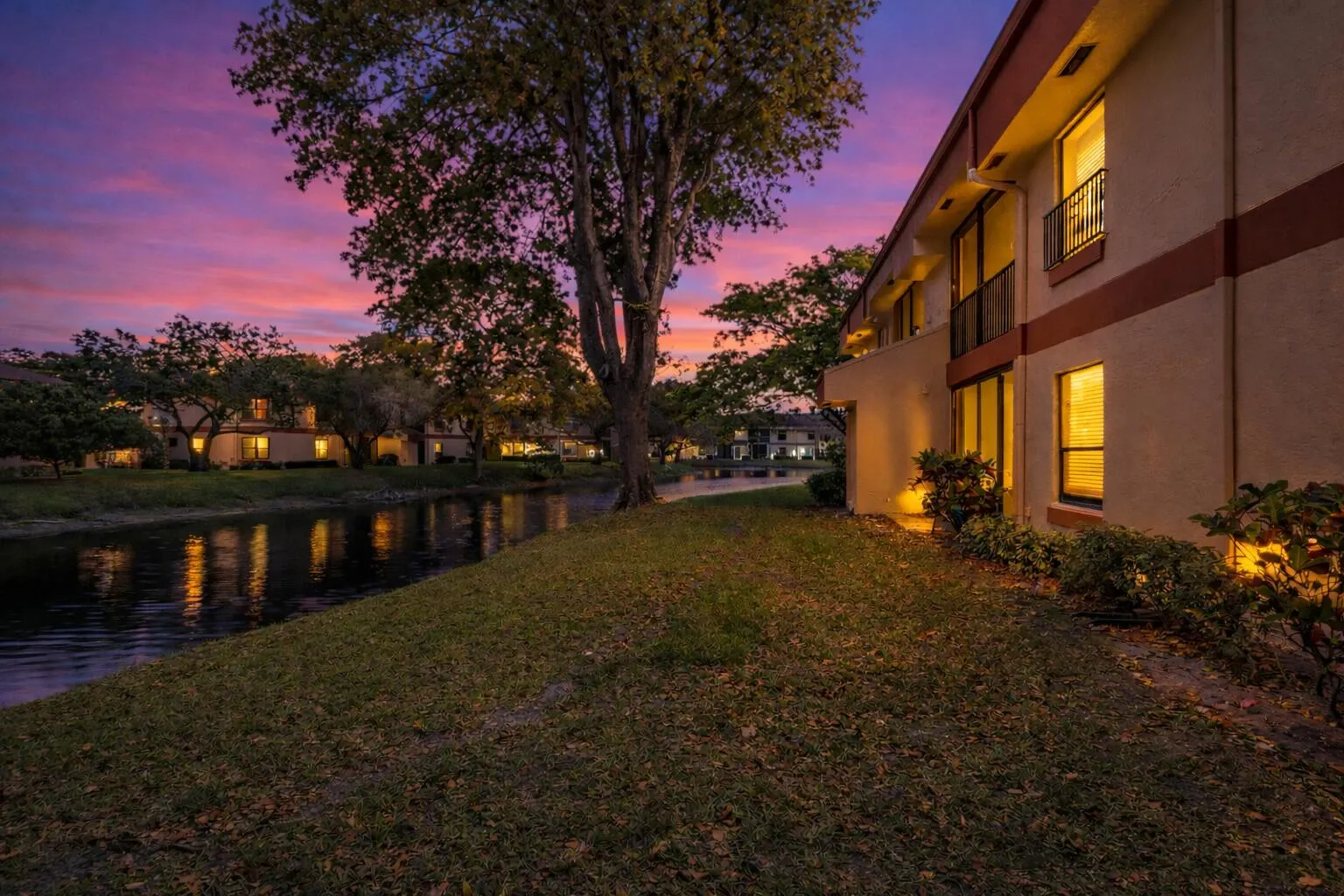 Twilight_reflections_by_the_canal