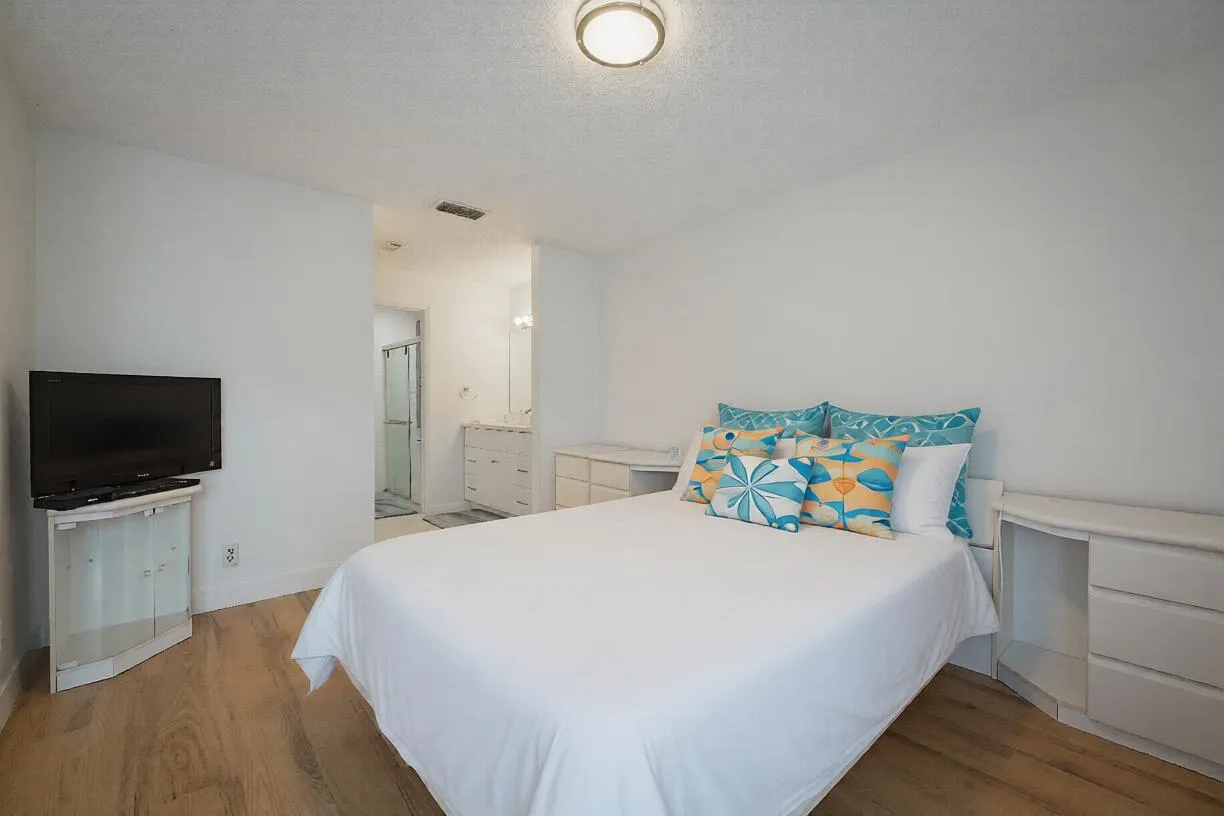 Bedroom with beachy pillows 3
