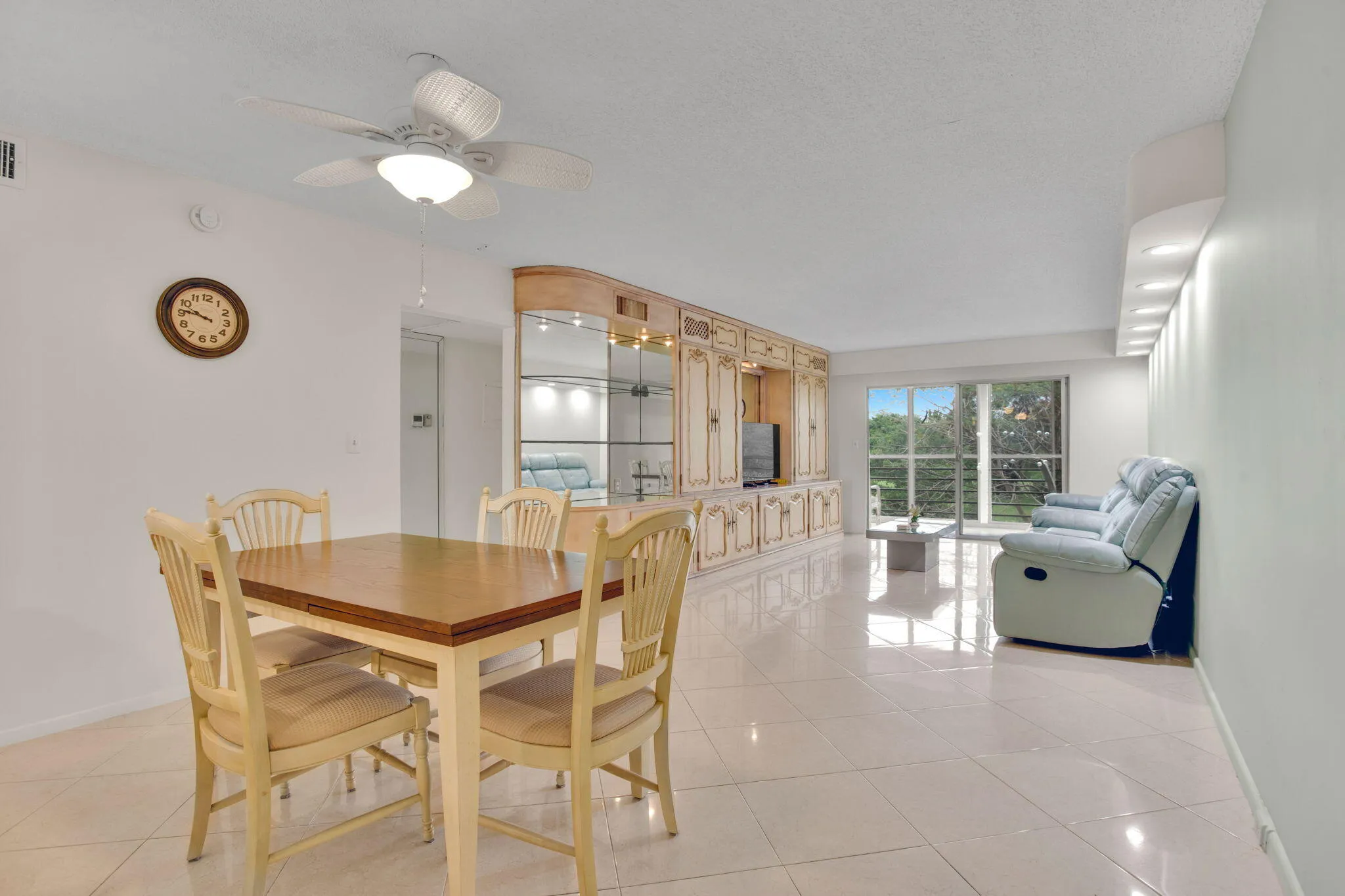 DINING/LIVING ROOM