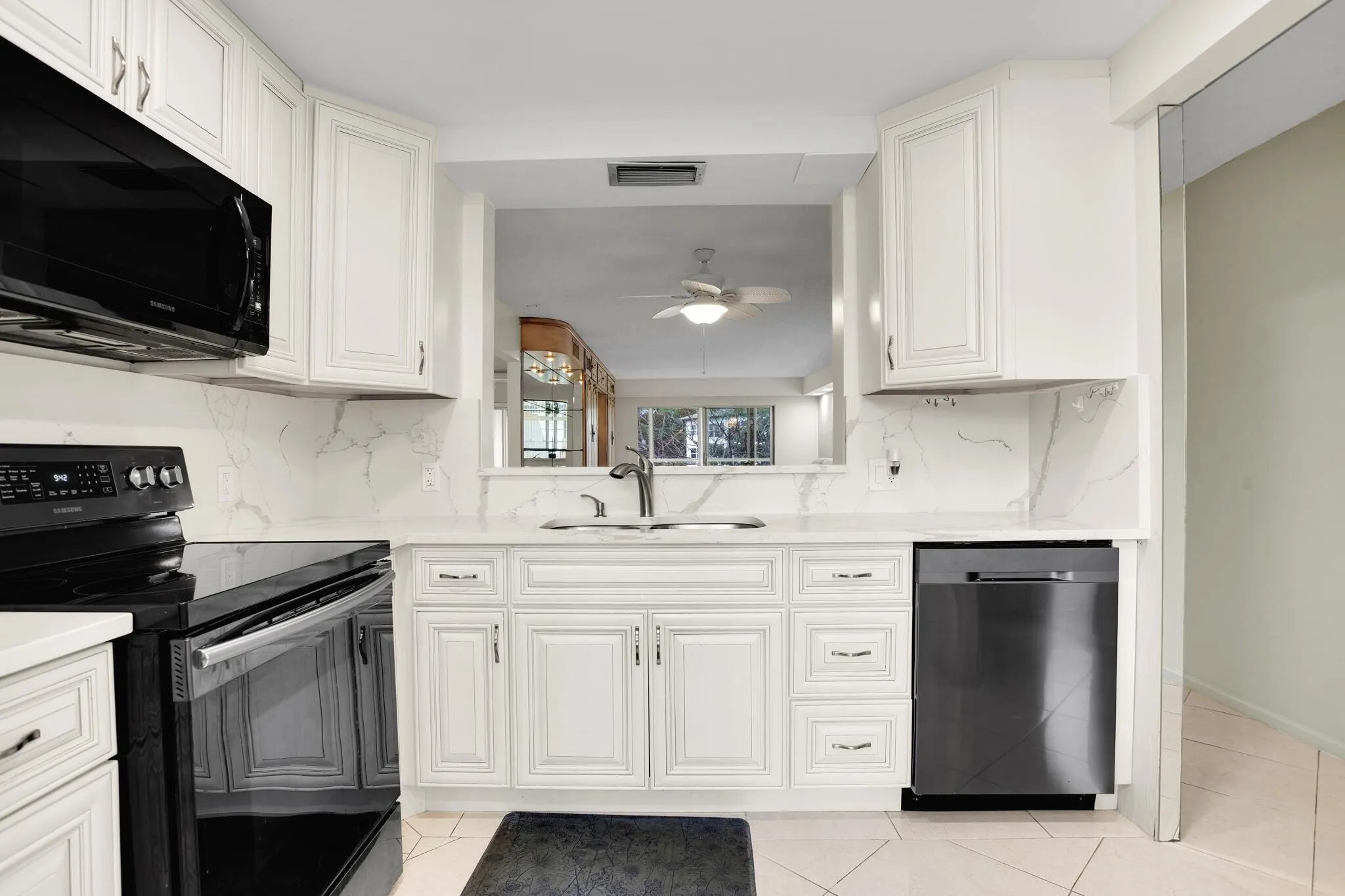 KITCHEN OPEN PASS THRU