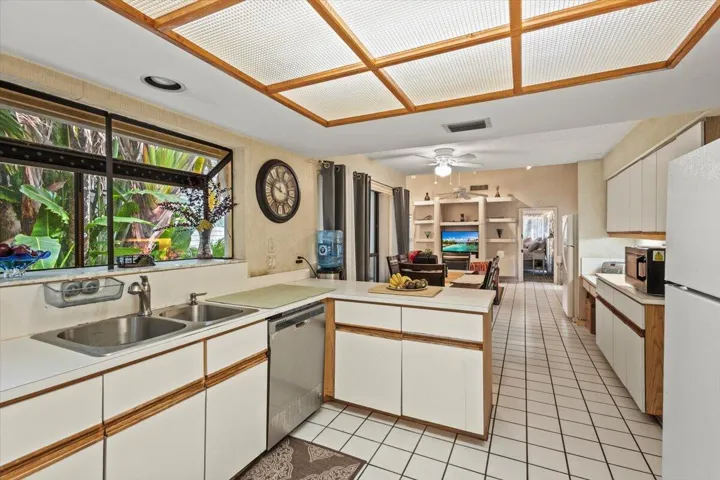 KITCHEN AREA NO 18-E