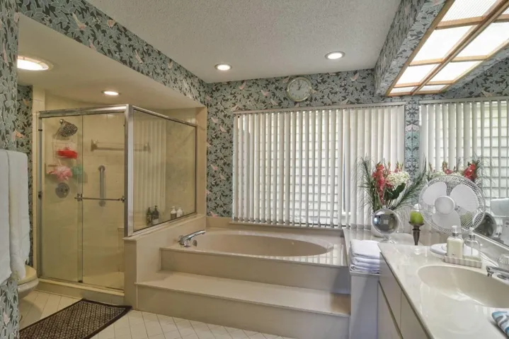 MASTER BATHROOM NO11C