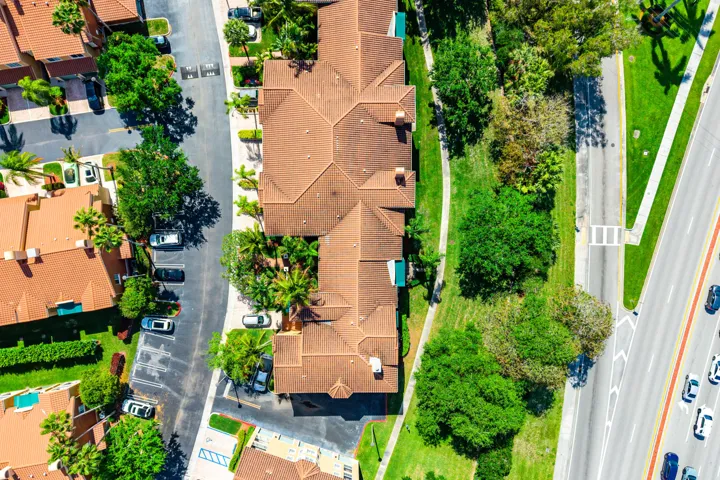 016-11770SaintAndrewsPlace-304-Wellingto