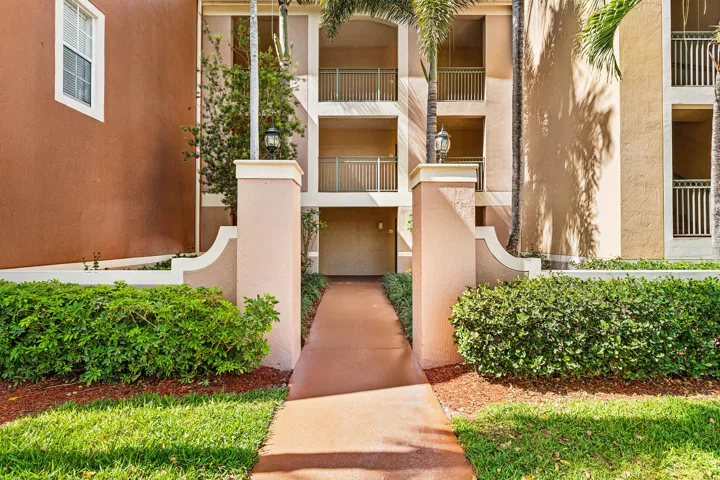 001-11770SaintAndrewsPlace-304-Wellingto