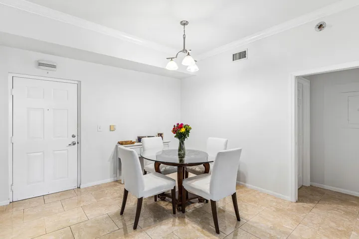 007-11770SaintAndrewsPlace-304-Wellingto