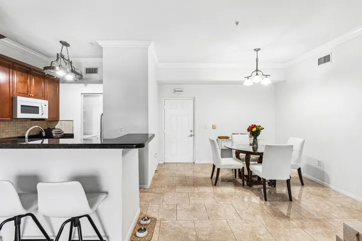006-11770SaintAndrewsPlace-304-Wellingto