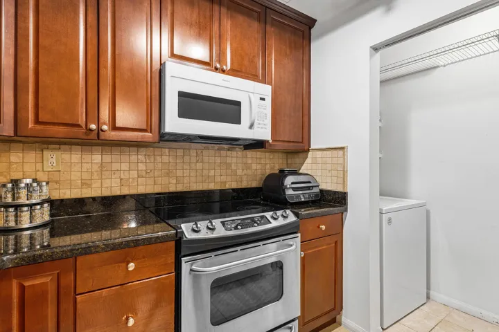 011-11770SaintAndrewsPlace-304-Wellingto