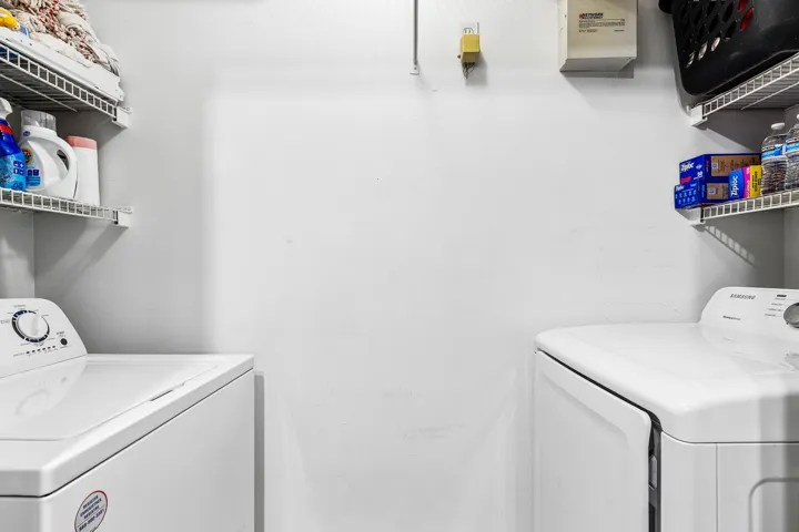 021-11770SaintAndrewsPlace-304-Wellingto
