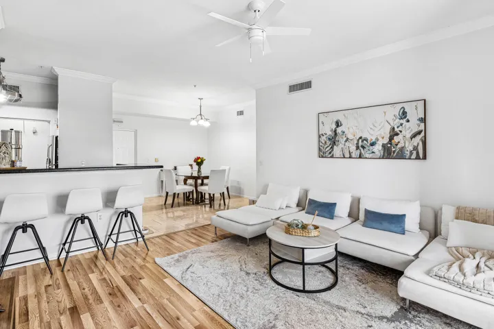 005-11770SaintAndrewsPlace-304-Wellingto
