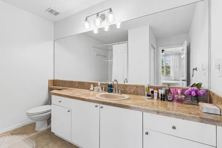 019-11770SaintAndrewsPlace-304-Wellingto