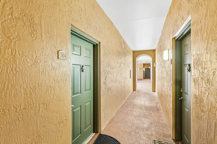 003-11770SaintAndrewsPlace-304-Wellingto