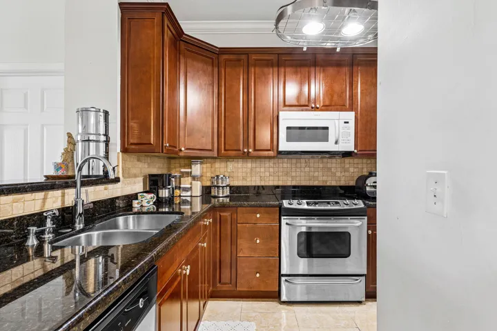 009-11770SaintAndrewsPlace-304-Wellingto