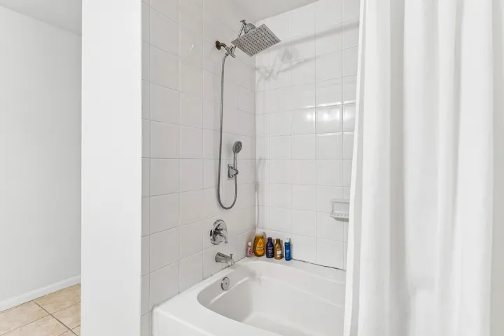 020-11770SaintAndrewsPlace-304-Wellingto