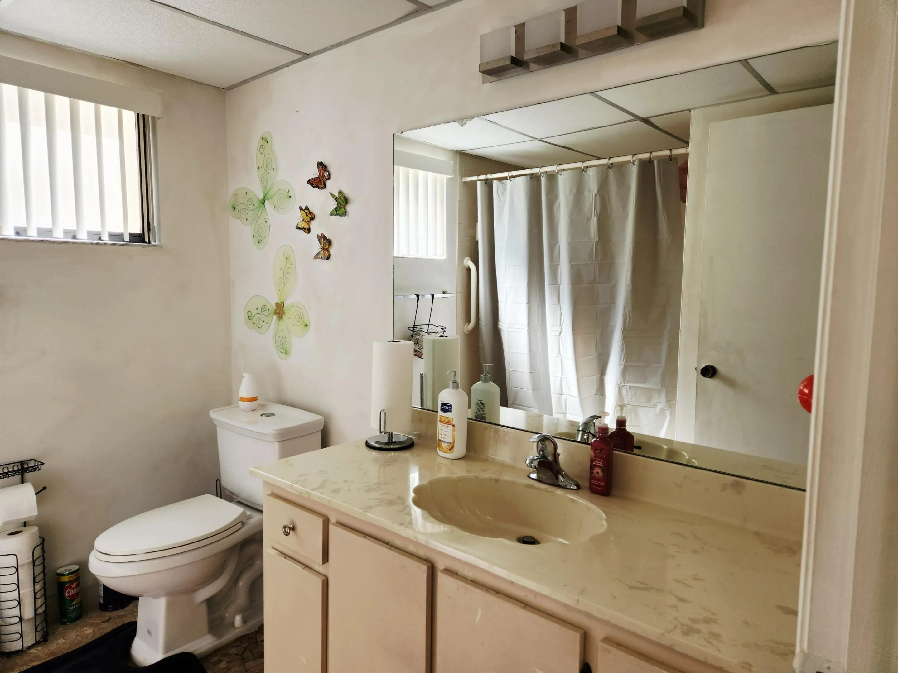 2nd Bathroom with Tub/Shower