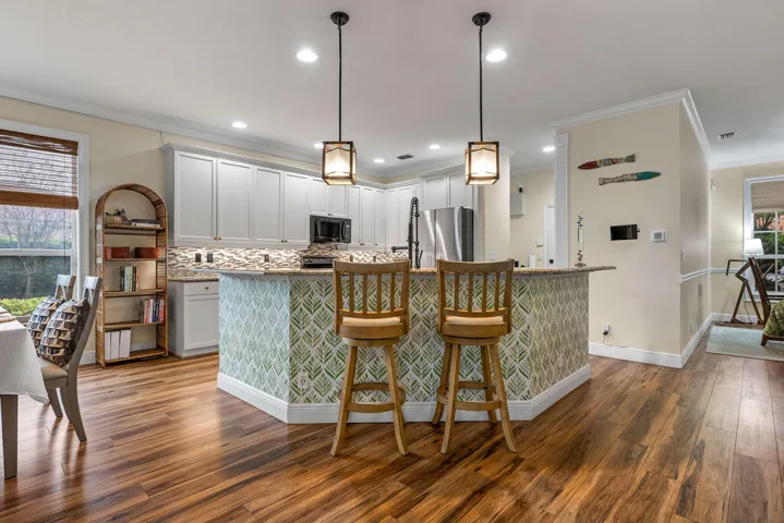 Kitchen-Breakfast Bar