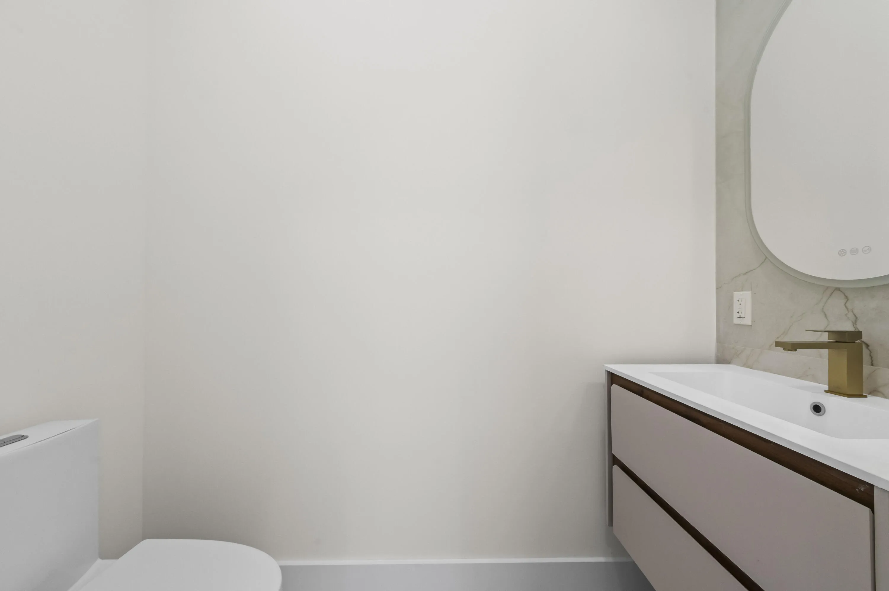 30 Bathroom 01