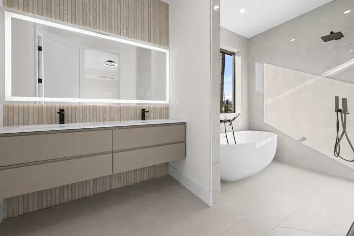 37 Bathroom 02