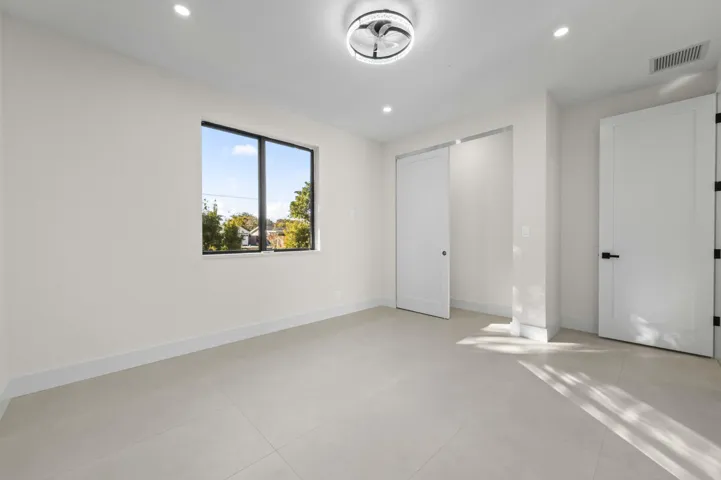28 Bedroom 03