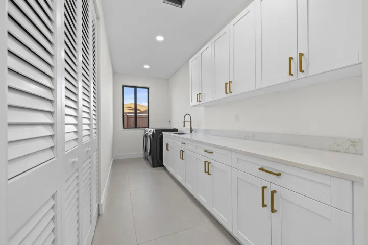 38 Laundry Room 01