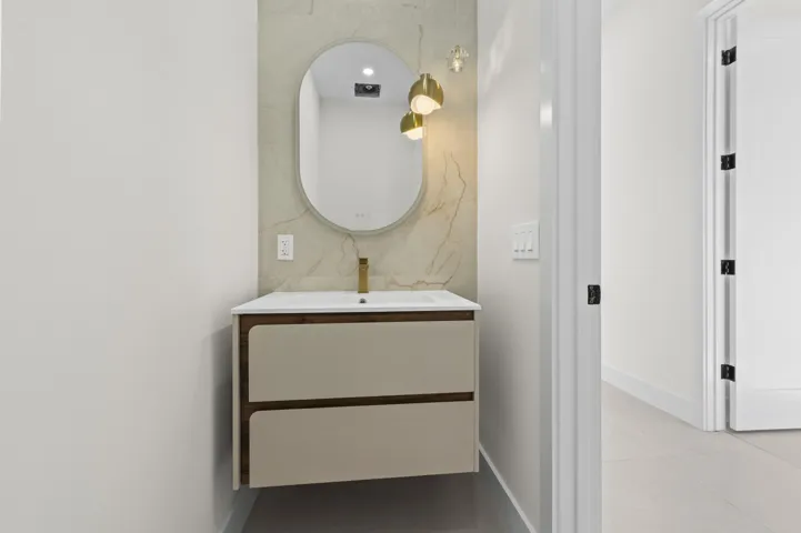 31 Bathroom 02
