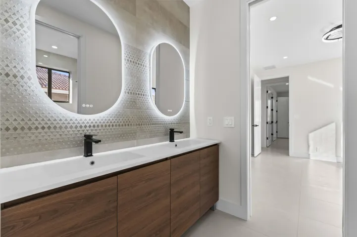 22 Bathroom 01