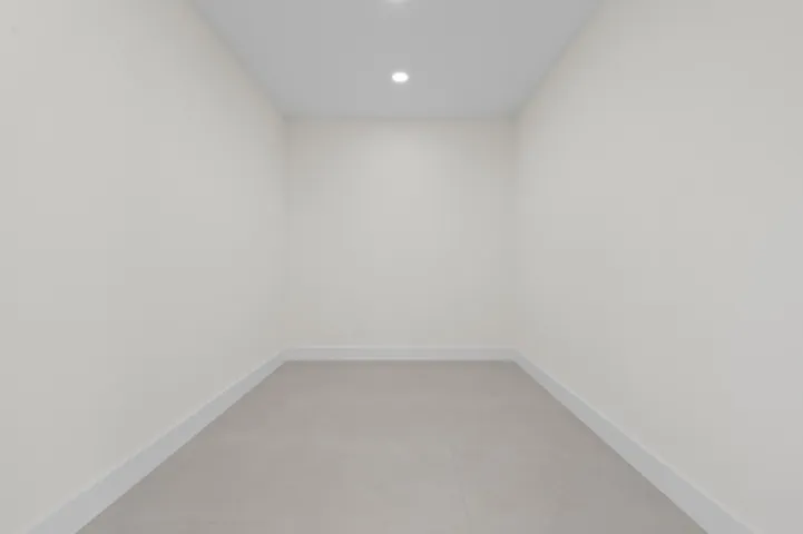 35 Closet 01