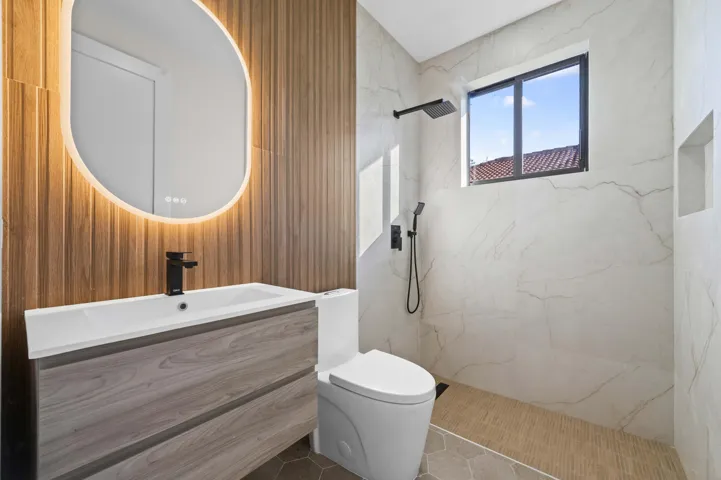 18 Bathroom 01