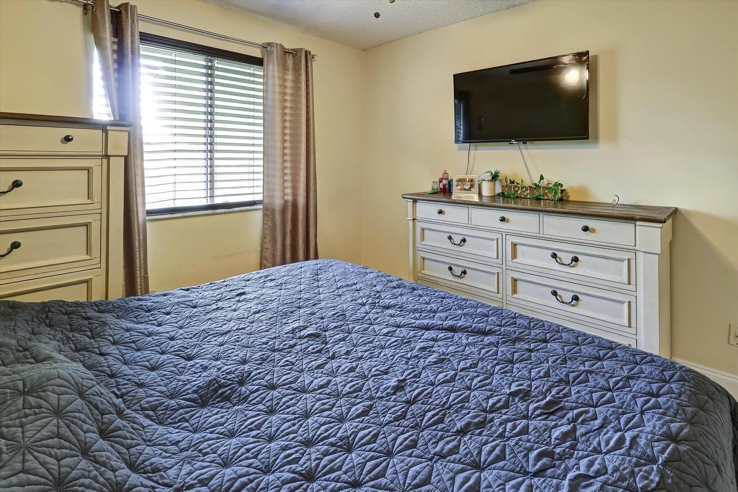 Mastr bedroom