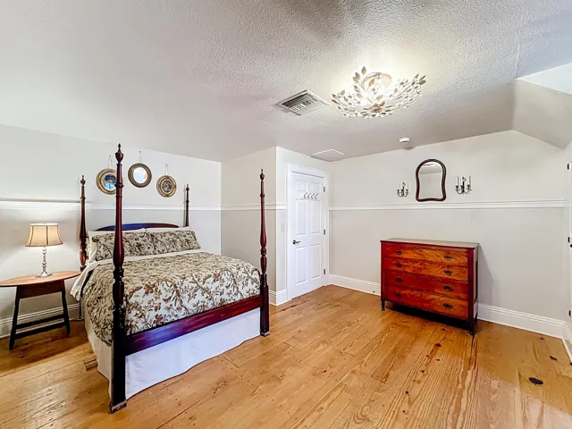Upstairs Bedroom #4
