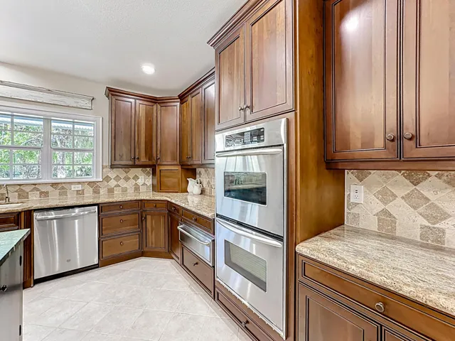 Kitchen boasts 2 ovens and a warming drawer