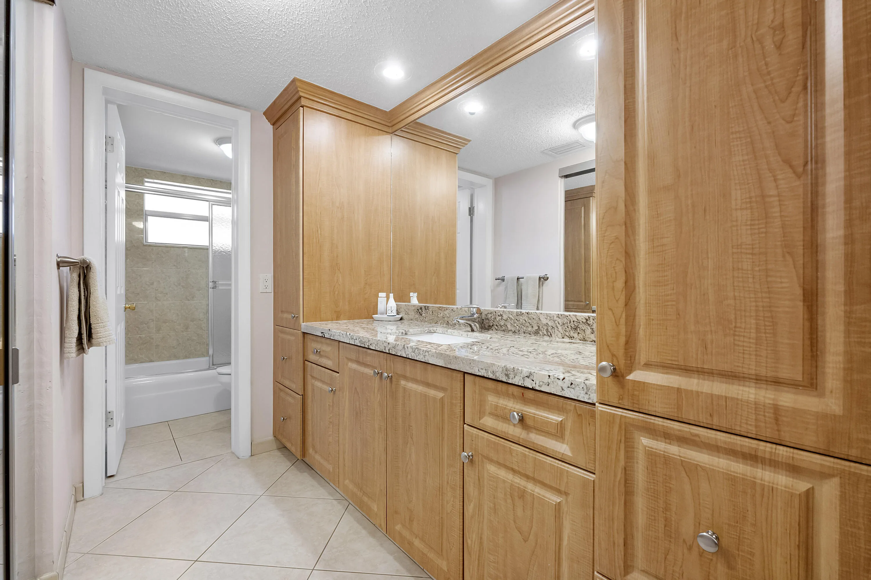 4270 Nw 40th St_004