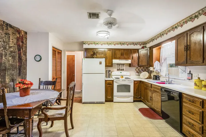 Eat-in kitchen