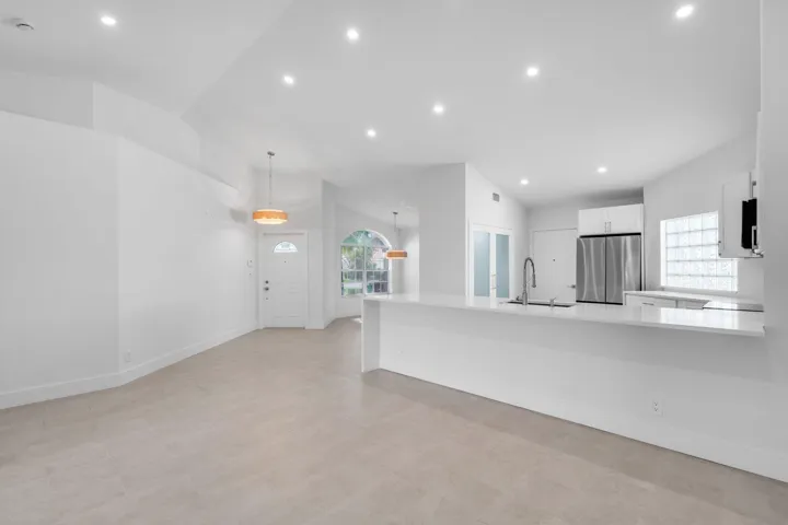 8-web-or-mls-6171FloralLakes-8