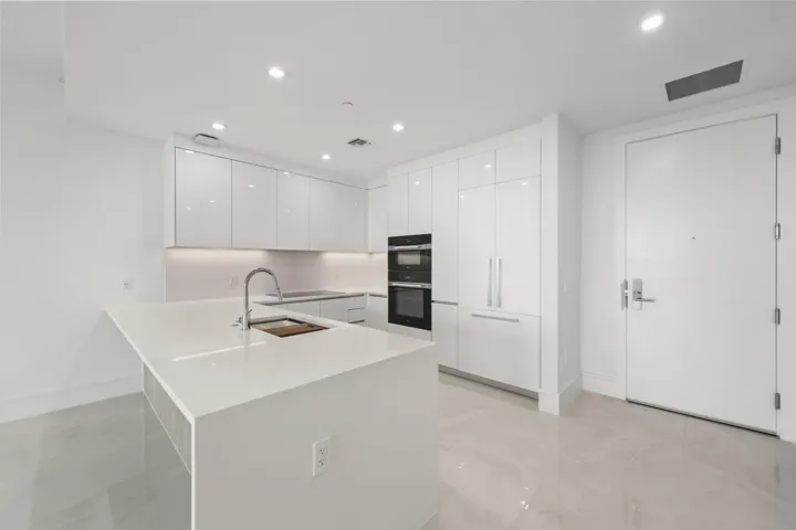 220 Lake Shore Drive - 9.jpg-FULL