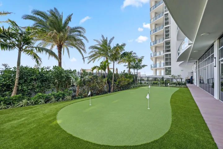 PUTTING GREEN