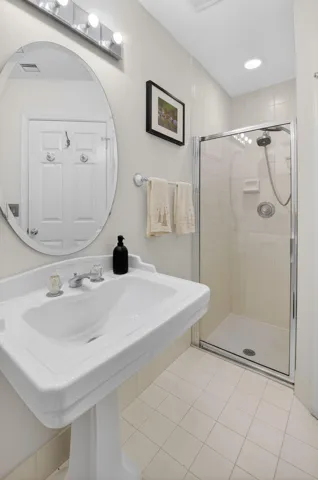 FULL HALL BATH