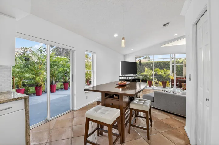 WRAP AROUND LANAI KITCHEN ACCESS