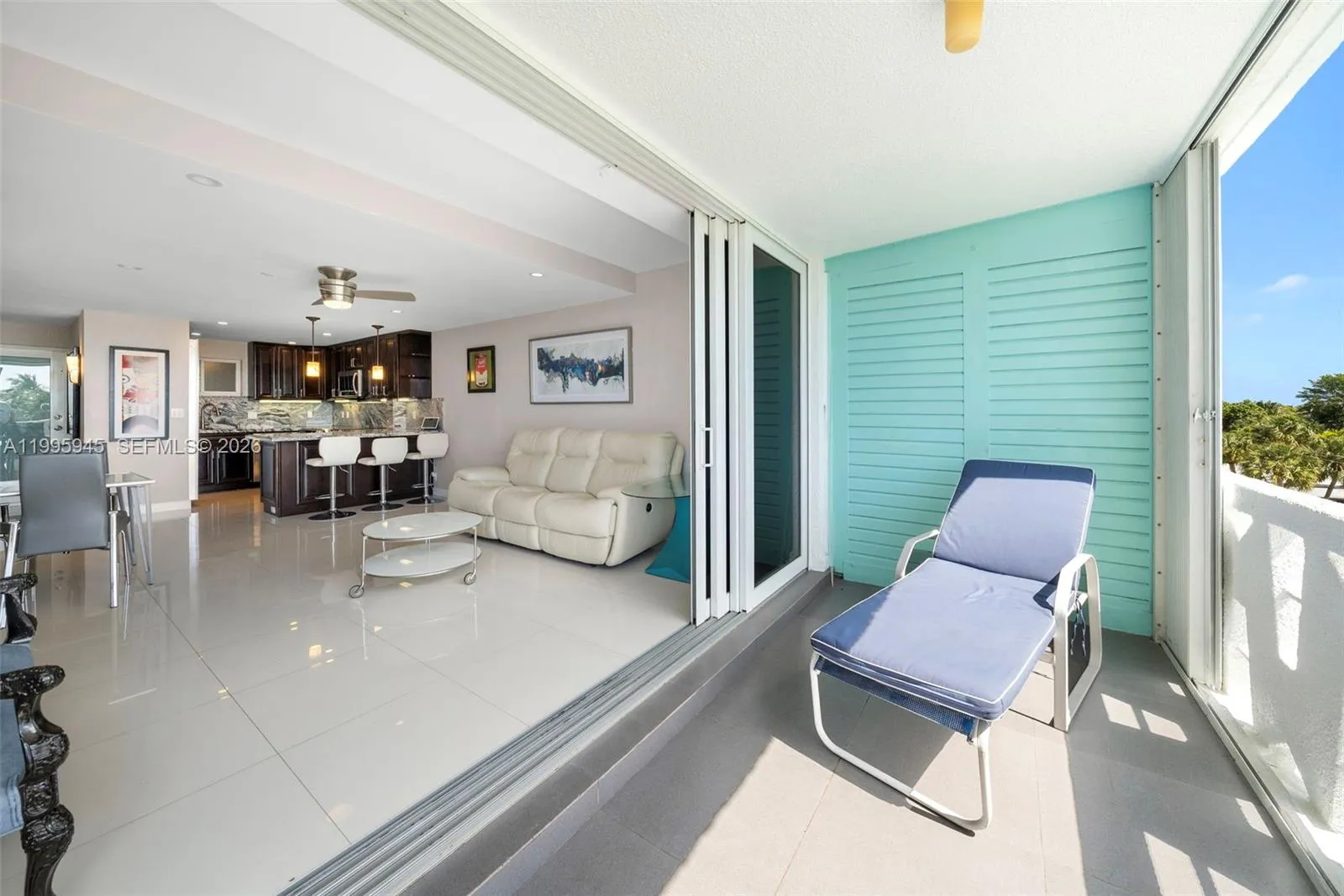 26-Foot Terrace Opens to Living Room