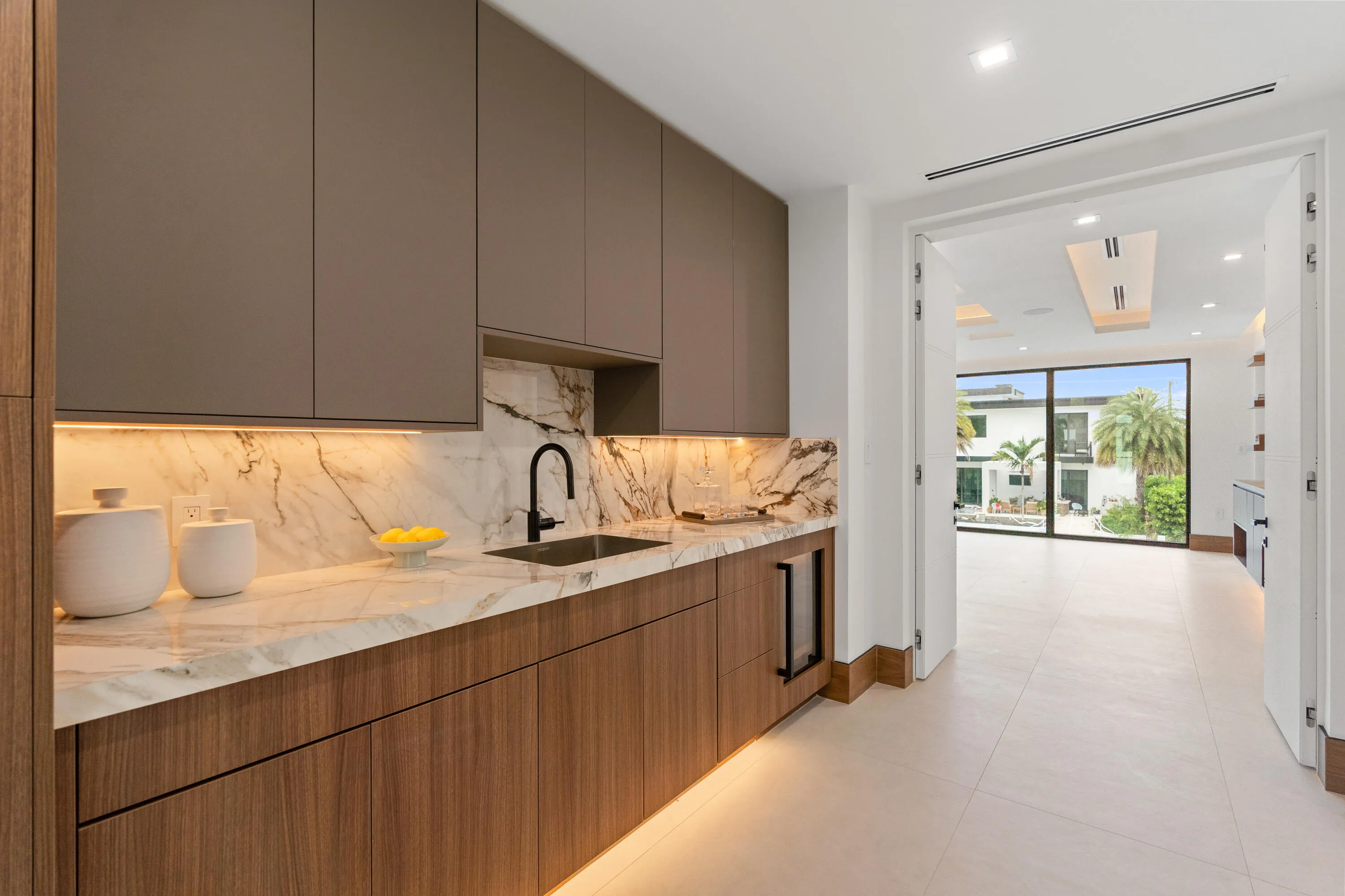 KITCHEN/BAR AREA