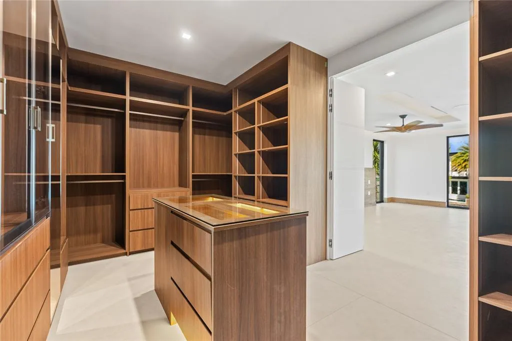 WALK-IN CLOSET