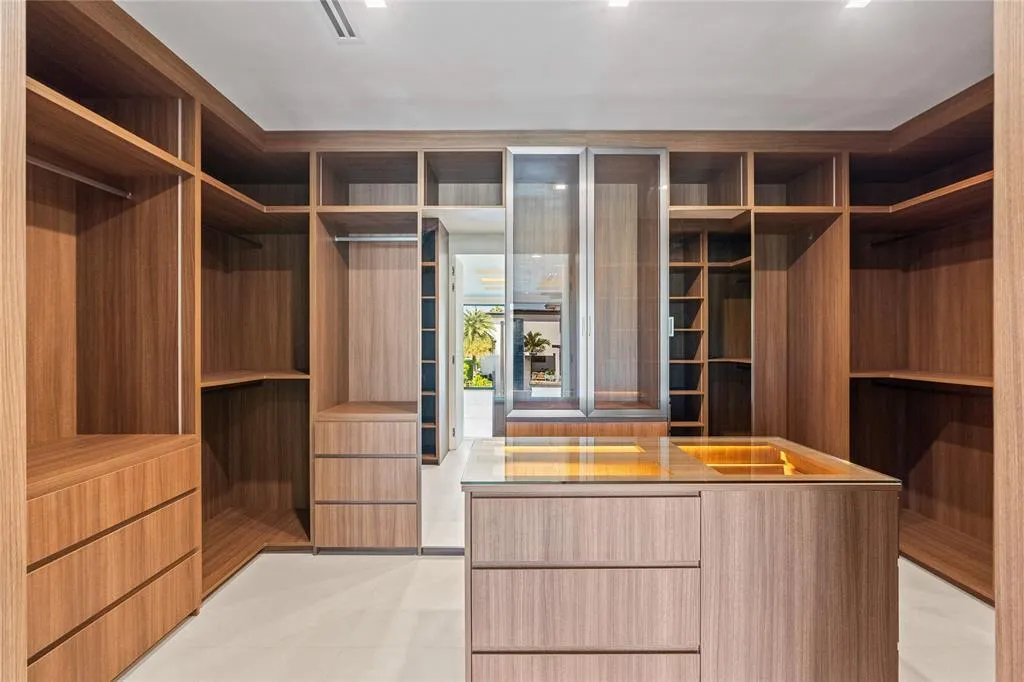 WALK-IN CLOSET
