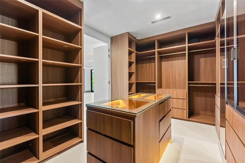 WALK-IN CLOSET