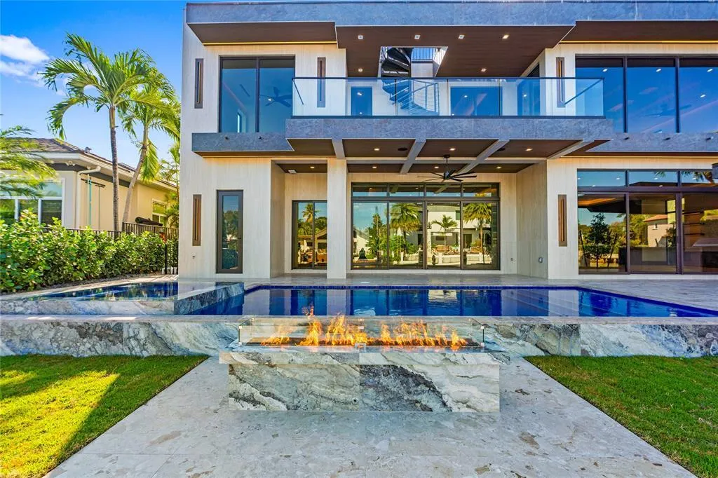 BACK VIEW/ BACKYARD