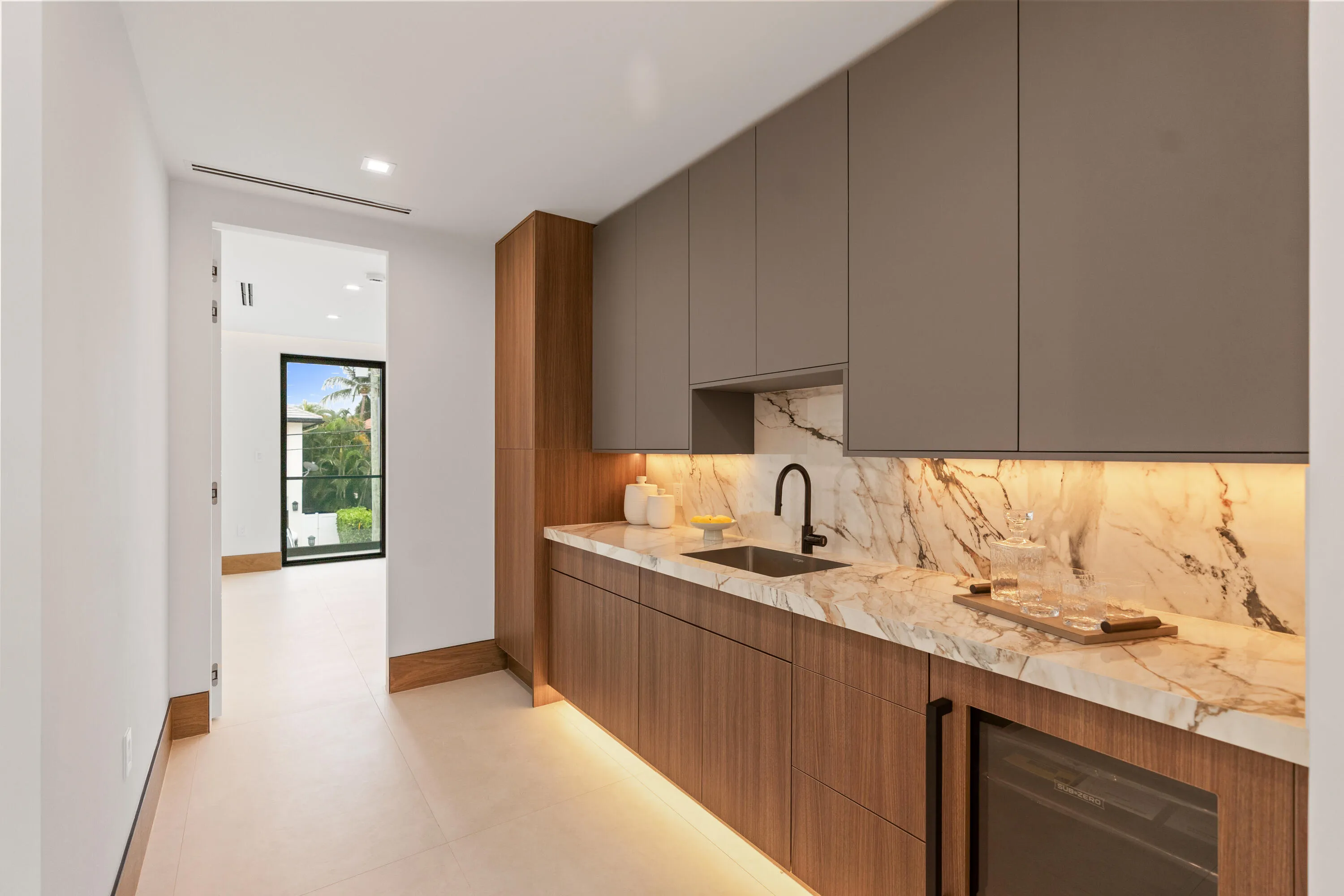 KITCHEN/BAR AREA