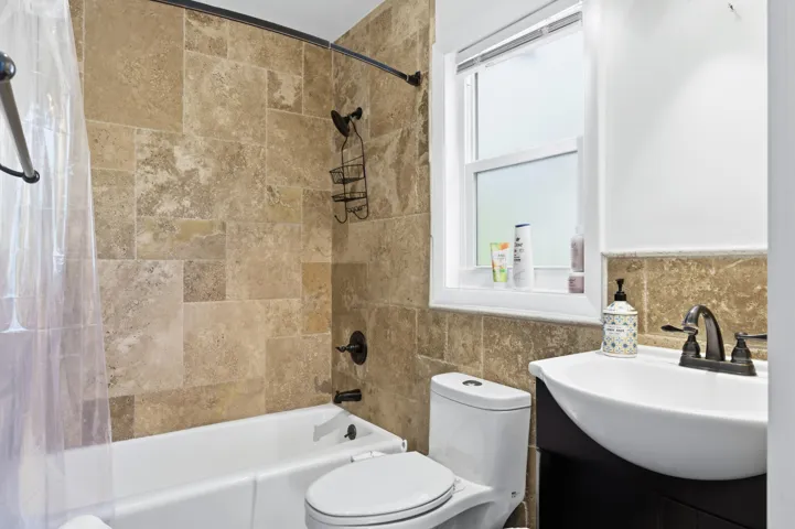 Guest Suite Full Bathroom