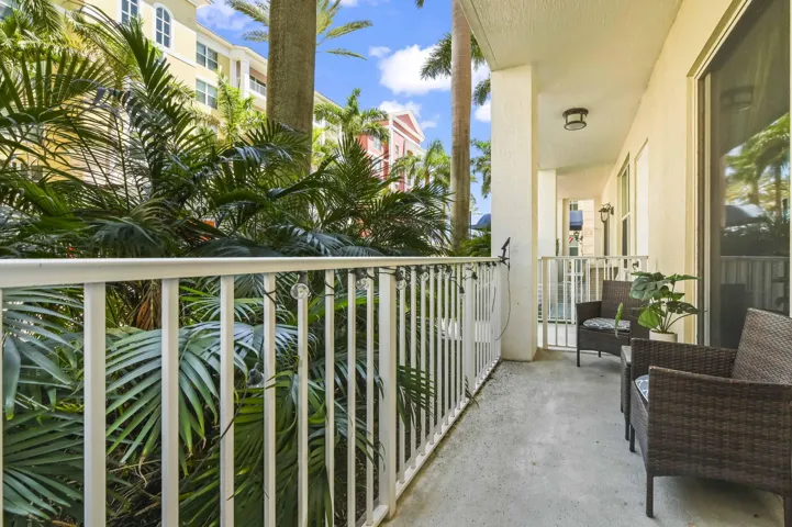 22 Balcony 01