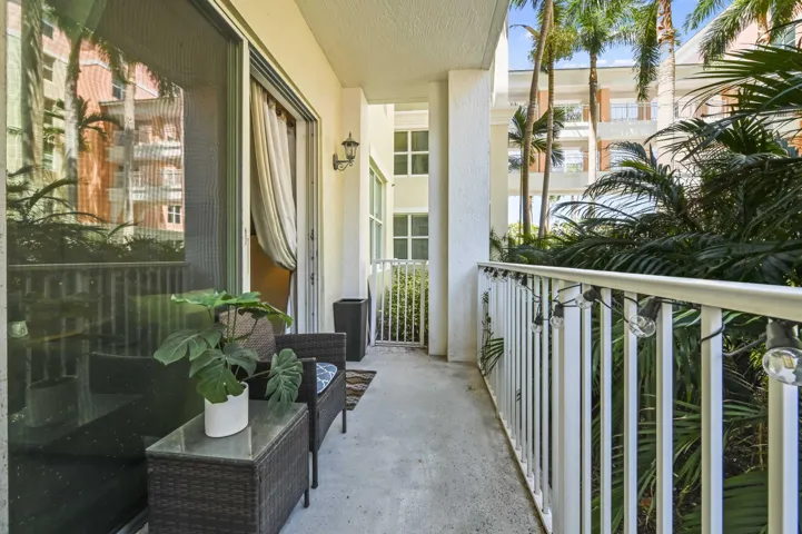 24 Balcony 03