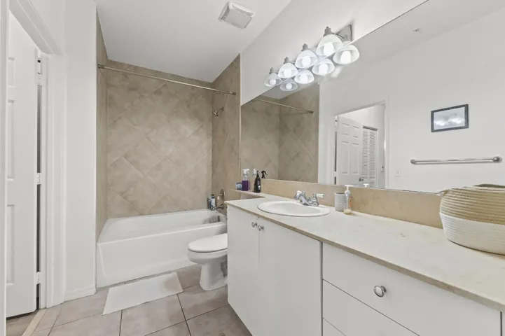20 Bathroom 01